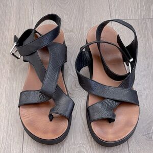 Ōker Black Leather Women's Sandals